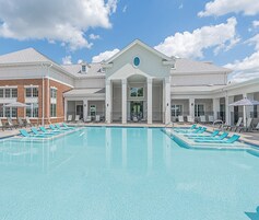 Una piscina al aire libre de temporada, camas de piscina gratis