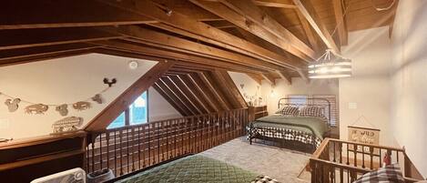 5 habitaciones, escritorio y tabla de planchar con plancha