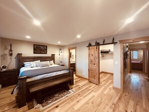 5 bedrooms, desk, iron/ironing board, travel crib