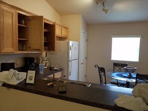 Dining tables, kitchen islands - House or rented by room (Clermont)