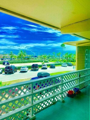 Property grounds - Sea Glass Cottage – 2 Blocks to Sand & Surf 🏖️ (Cocoa Beach)