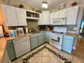 ثلاجة، ميكروويف، فرن، موقد طهي مسطح