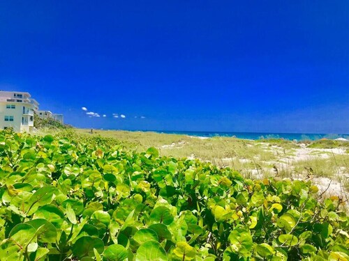 Sea Glass Cottage – 2 Blocks to Sand & Surf 🏖️