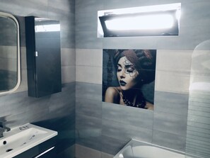 Bungalow, Poolblick | Badezimmer | Kostenlose Toilettenartikel, Haartrockner, Handtücher, Seife