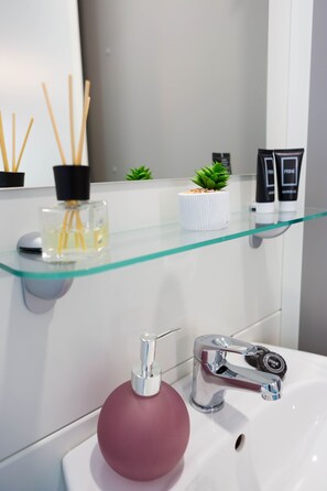 Dusche, Haartrockner, Handtücher, Seife