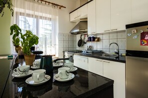 Kühlschrank, Mikrowelle, Ofen, Herdplatte