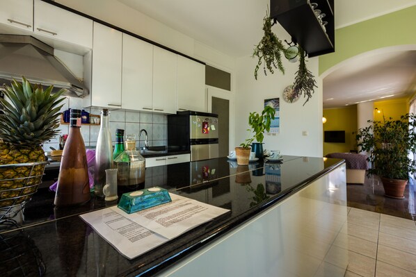 Kühlschrank, Mikrowelle, Ofen, Herdplatte