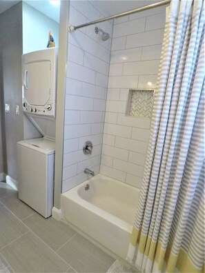 Combined shower/tub, hair dryer, toilet paper - Sea Level Sanctuary in Seaside Park (Seaside Park)