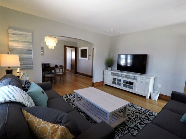 Smart TV, DVD player, books, video library - Sea Level Sanctuary in Seaside Park (Seaside Park)