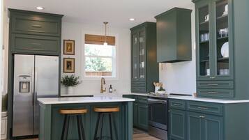 Een koelkast, een magnetron, een oven, een kookplaat