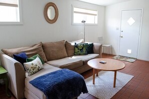 Smart TV, fireplace, books - Walk to Main St! 20 min drive to Whitney Portal. High speed internet (Lone Pine)