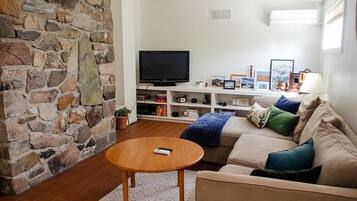 Älytelevisio, takka, kirjoja