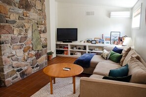 تلفزيون ذكي، مدفأة، كُتُب