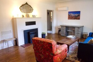 Smart TV, fireplace, books - Walk to Main St! 20 min drive to Whitney Portal. High speed internet (Lone Pine)