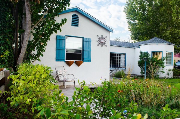 A white building with blue shutters and a small porch with a chair. - Walk to Main St! 20 min drive to Whitney Portal. High speed internet (Lone Pine)