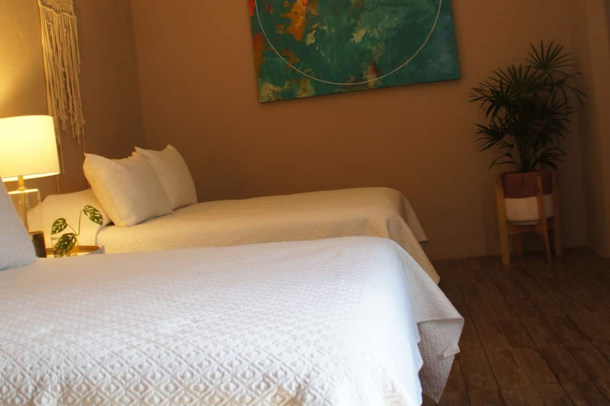 Habitación cuádruple estándar | Decoración individual, mobiliario individual, wifi gratis y ropa de cama