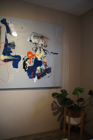 Decoración personalizada, muebles diferentes y wifi gratis 