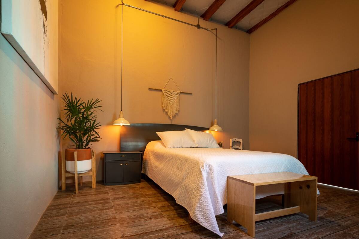 Decoración individual, mobiliario individual, wifi gratis y ropa de cama