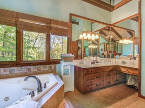Chalet rustique (Black Bear Lodge) | Salle de bain | Serviettes fournies