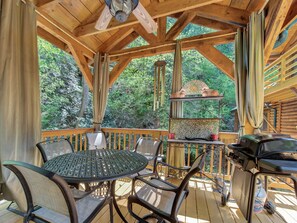 Chalet rustique (Black Bear Lodge) | Balcon