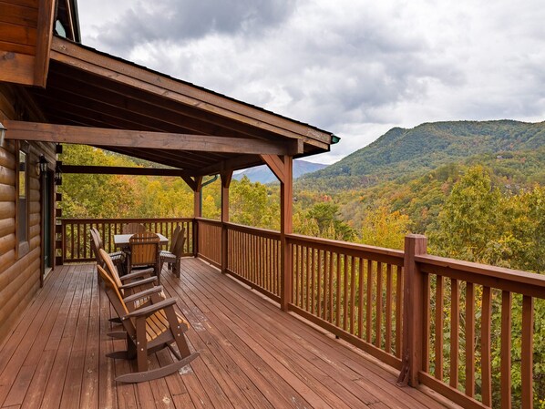 Studio (3 Bedrooms) | Outdoor dining - A Majestic View III by Jackson Mountain Rentals (Townsend)