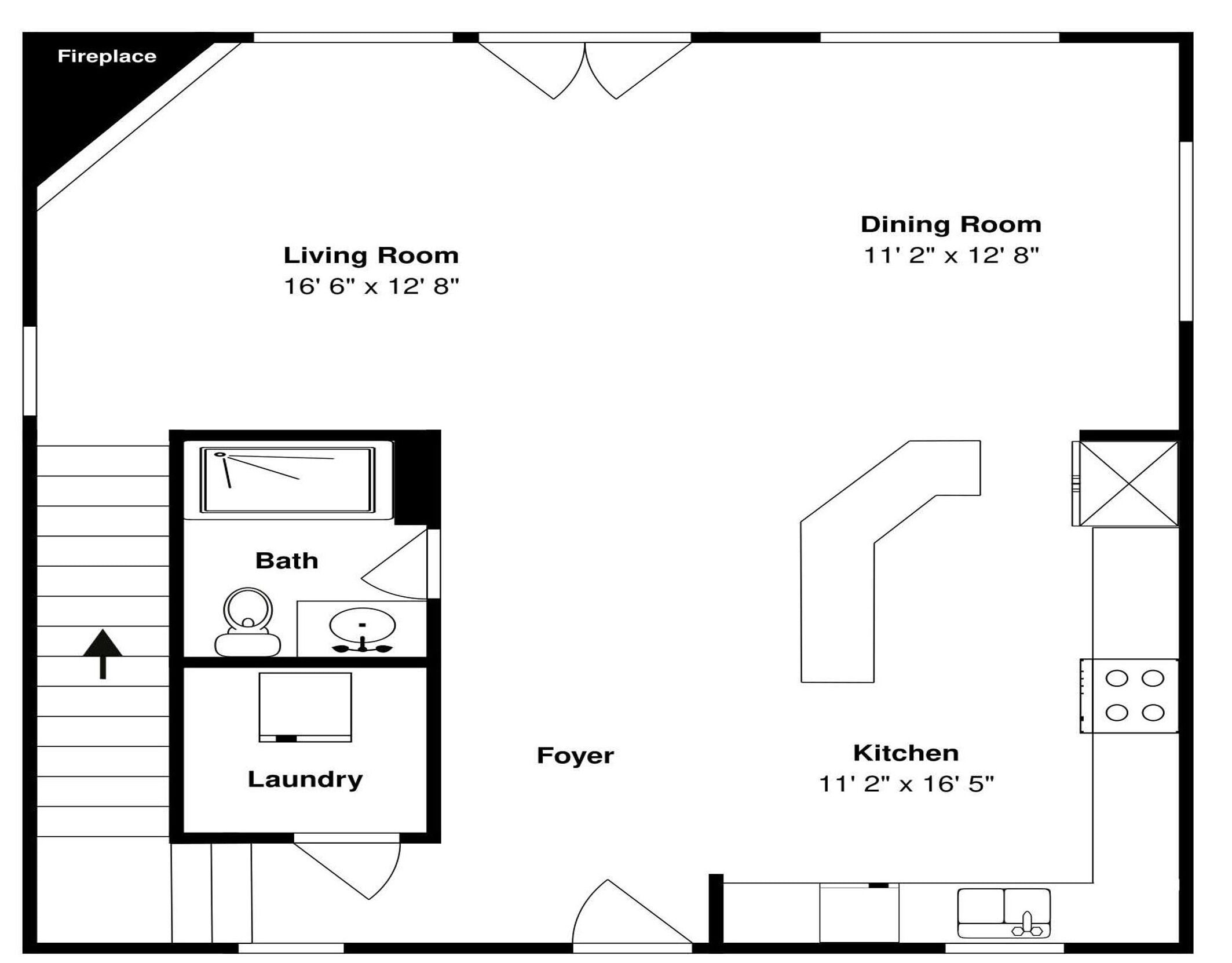 En planritning över ett hus med en öppen spis, vardagsrum, matsal, kök, tvättstuga, badrum och entréhall.