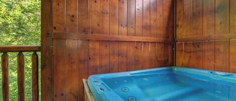 Una terraza de madera con un jacuzzi.