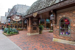 Um edifício de tijolos com uma placa que diz 'Village 27 Unique Shops'.