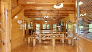 Studio (Multiple Bedrooms) | Property amenity