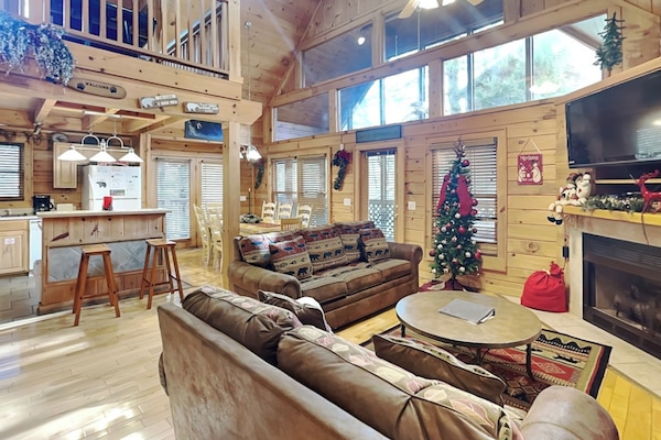 开间 (4 Bedrooms) | 起居区 | 40-英寸电视(配备有线频道)、壁炉、桌上足球