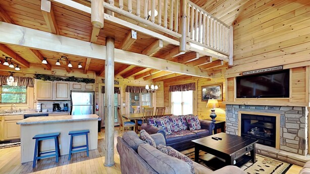 Ein geräumiges Ferienhaus-Interieur mit Küche, Essbereich und Wohnzimmer.