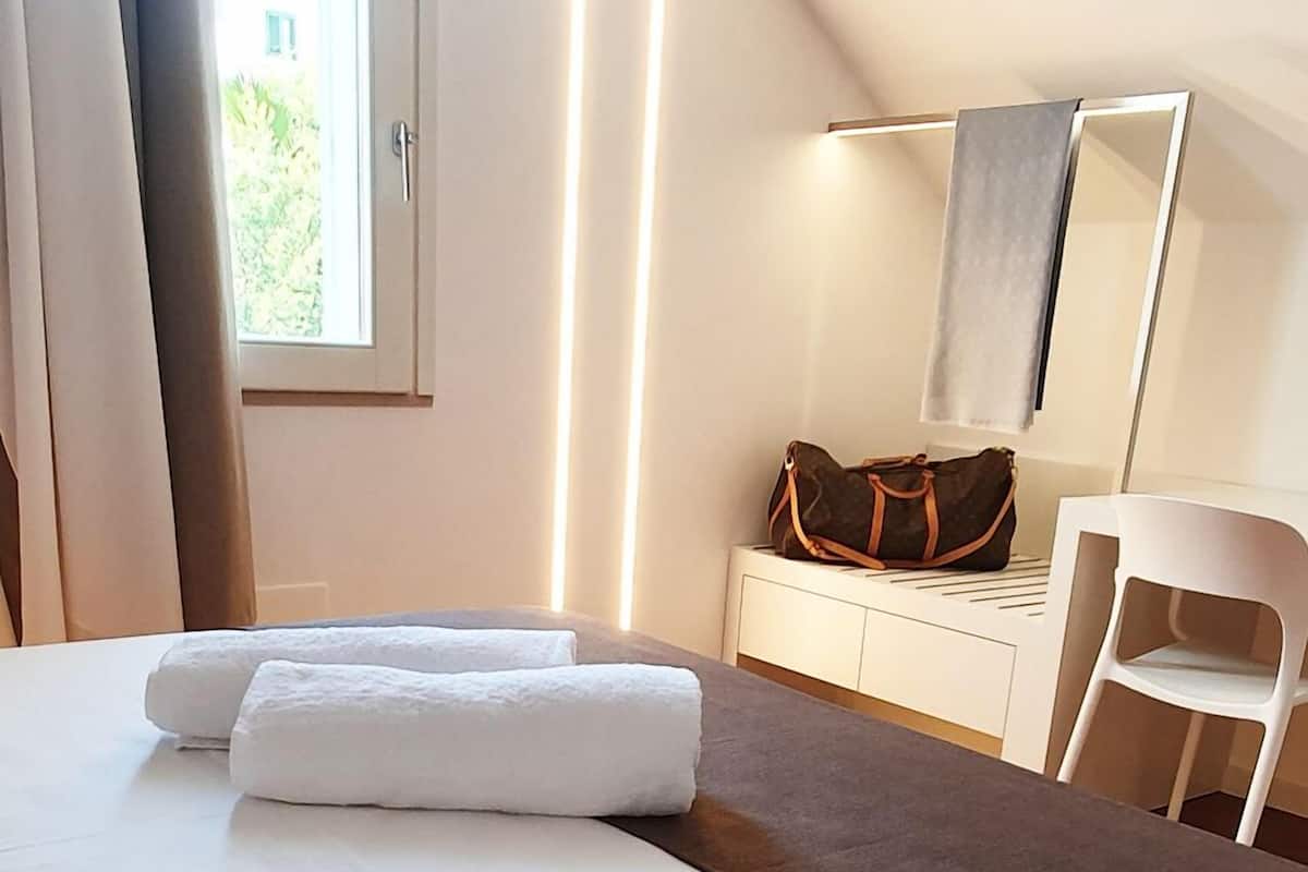 Suite junior | 2 habitaciones, ropa de cama de alta calidad, minibar y escritorio