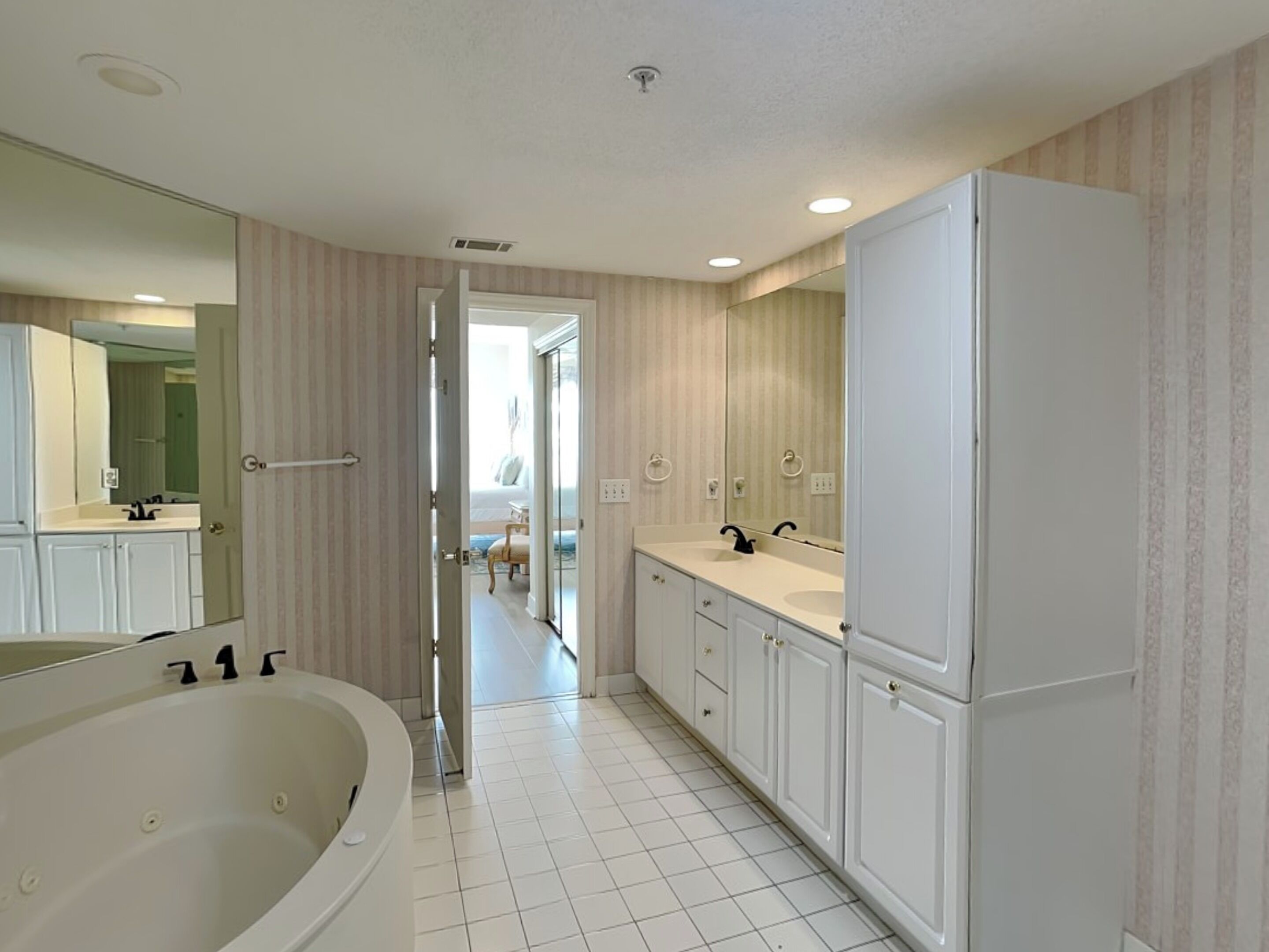 Un baño moderno con una bañera grande, un lavamanos doble y una ducha a ras de suelo.