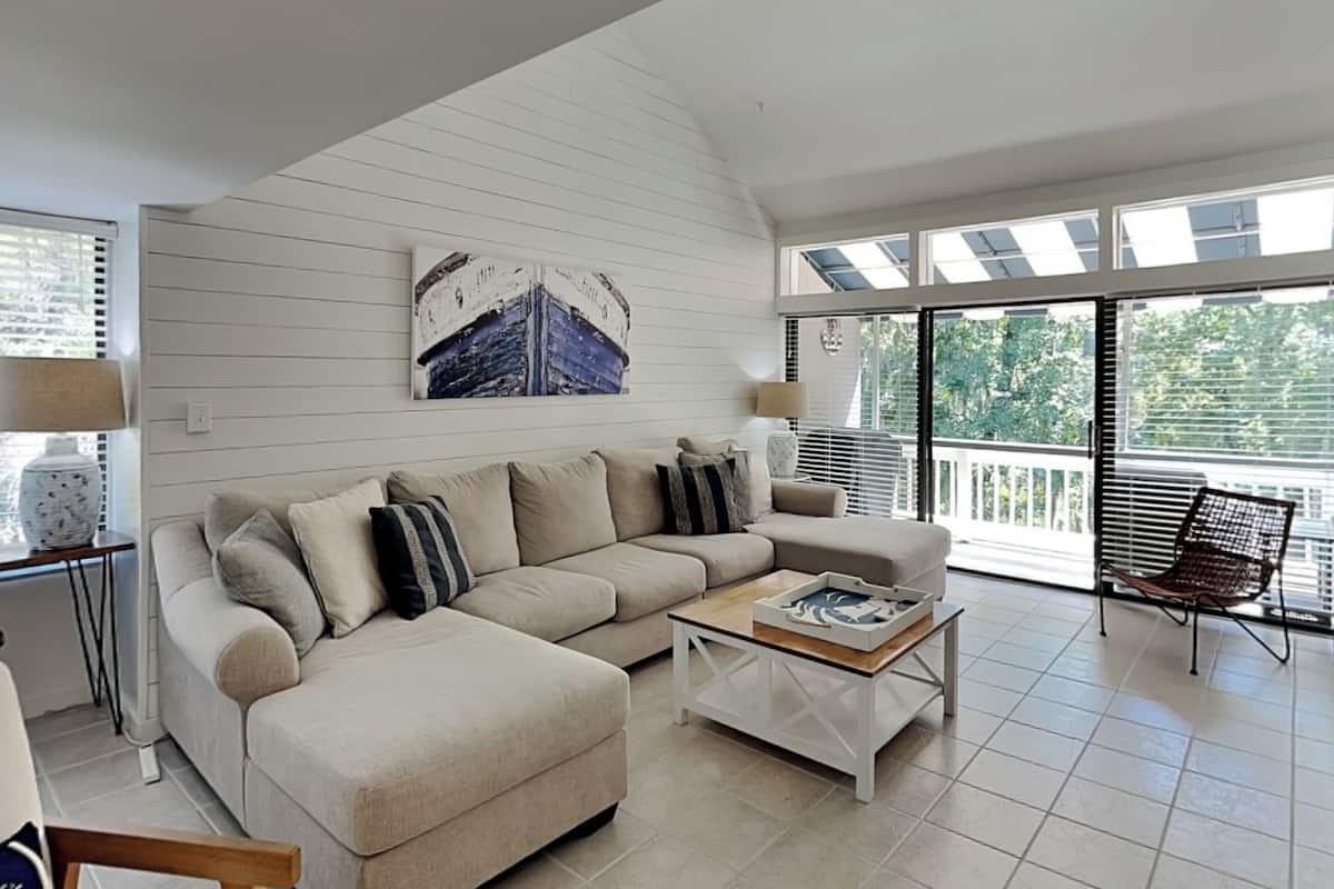 Condo (3 Bedrooms) | Front of property