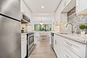 Condo (2 Bedrooms) | Tiện nghi, dịch vụ nơi lưu trú