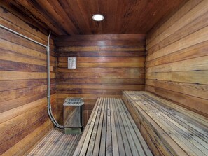 Een sauna met houten wanden en banken.