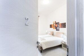 Double or Twin Room (Camera 2) | Premium bedding, down comforters, minibar, desk - Nùe Rooms (Cagliari)