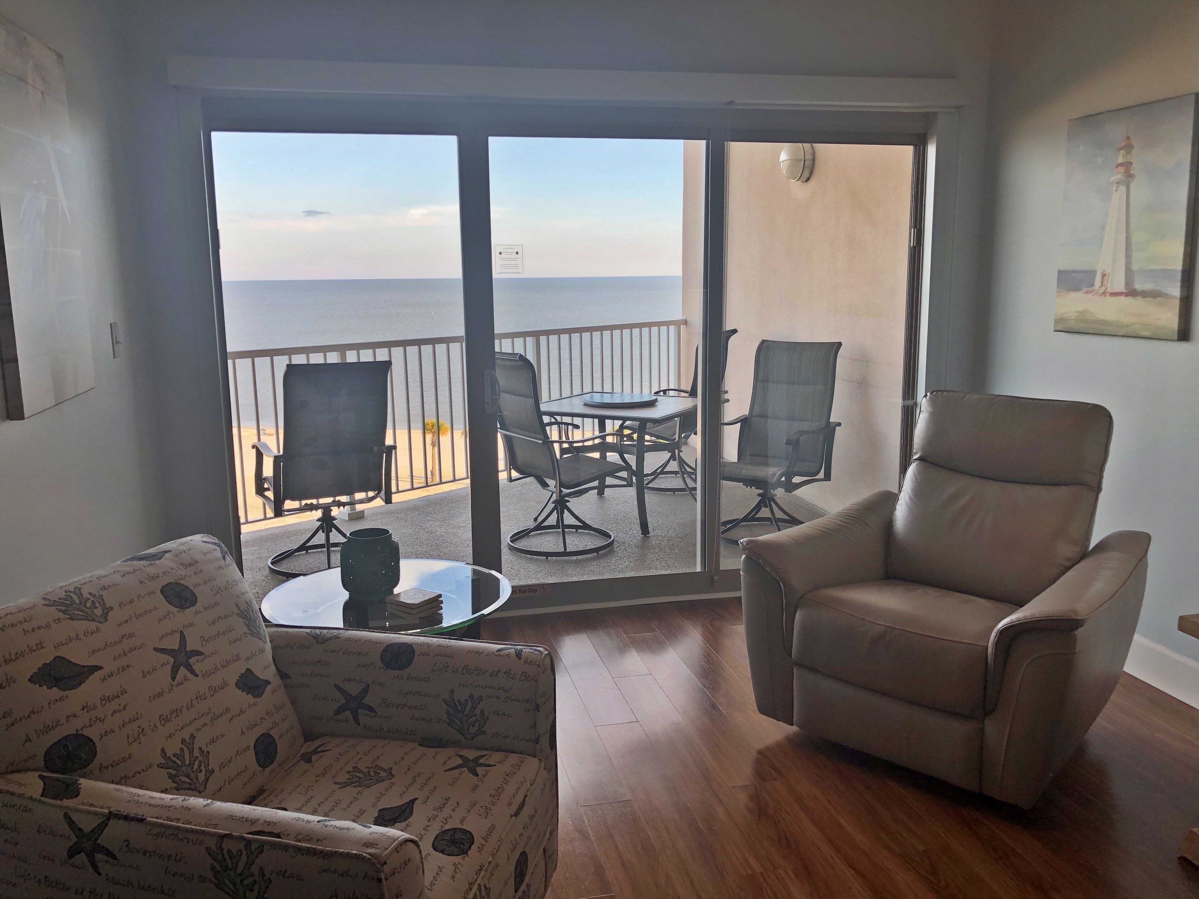 Een smart-tv, een dvd-speler en boeken