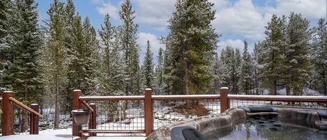 Banyera d'hidromassatge a l'aire lliure