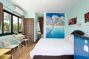 Escritorio, cortinas blackout, wifi gratis y ropa de cama