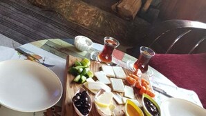 فطور كامل يوميًا مقابل رسوم