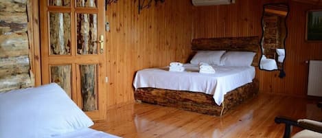 Minibar, free WiFi, bed sheets