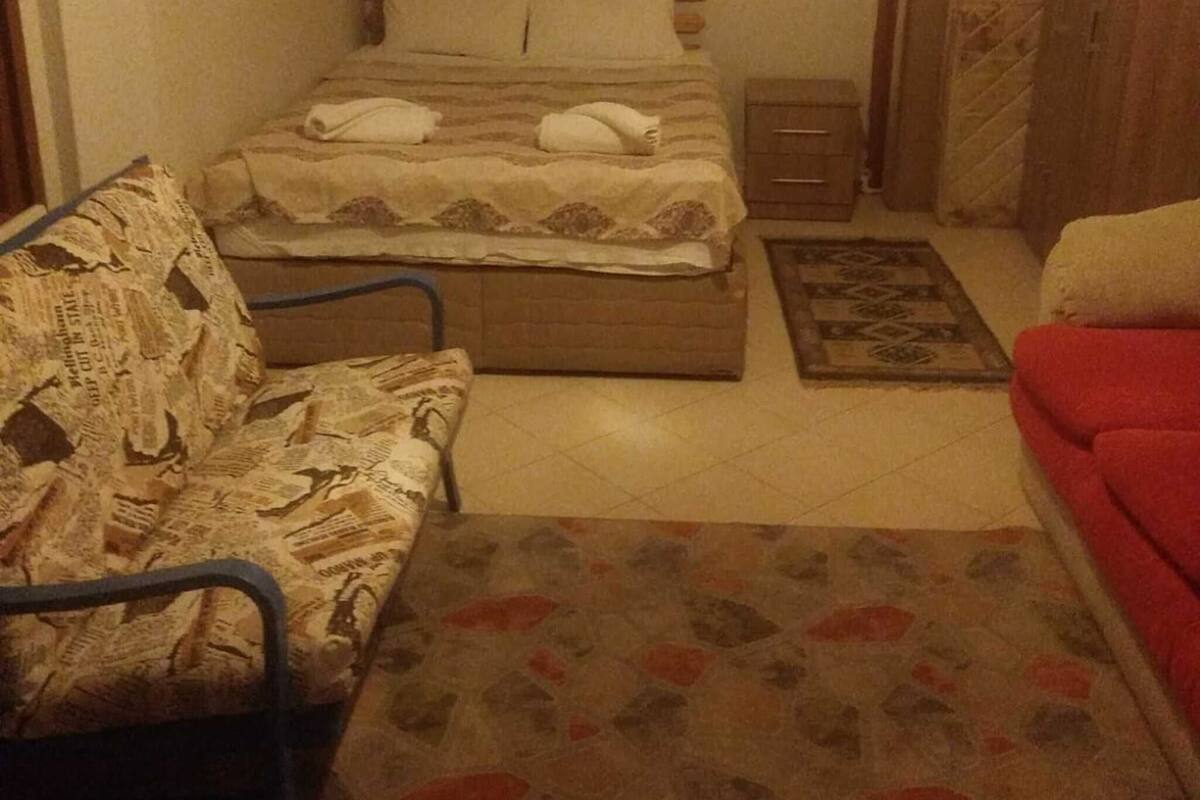 Een minibar, gratis wifi, beddengoed