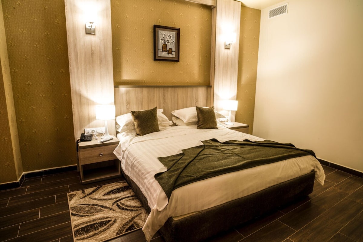 1 camera, minibar, una scrivania, postazione laptop