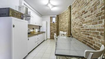 Kühlschrank, Kochgeschirr/Geschirr/Besteck, Esstisch