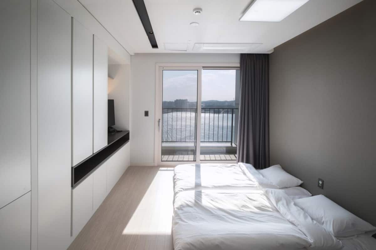 1 bedroom, premium bedding, down comforters, blackout drapes
