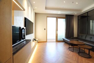 Suite Royal, vistas al lago (Partial Ocean+Lake View) | Ropa de cama de alta calidad, edredones de plumas, cortinas opacas