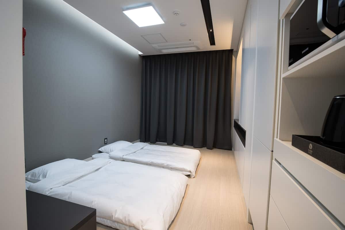 1 bedroom, premium bedding, down comforters, blackout drapes
