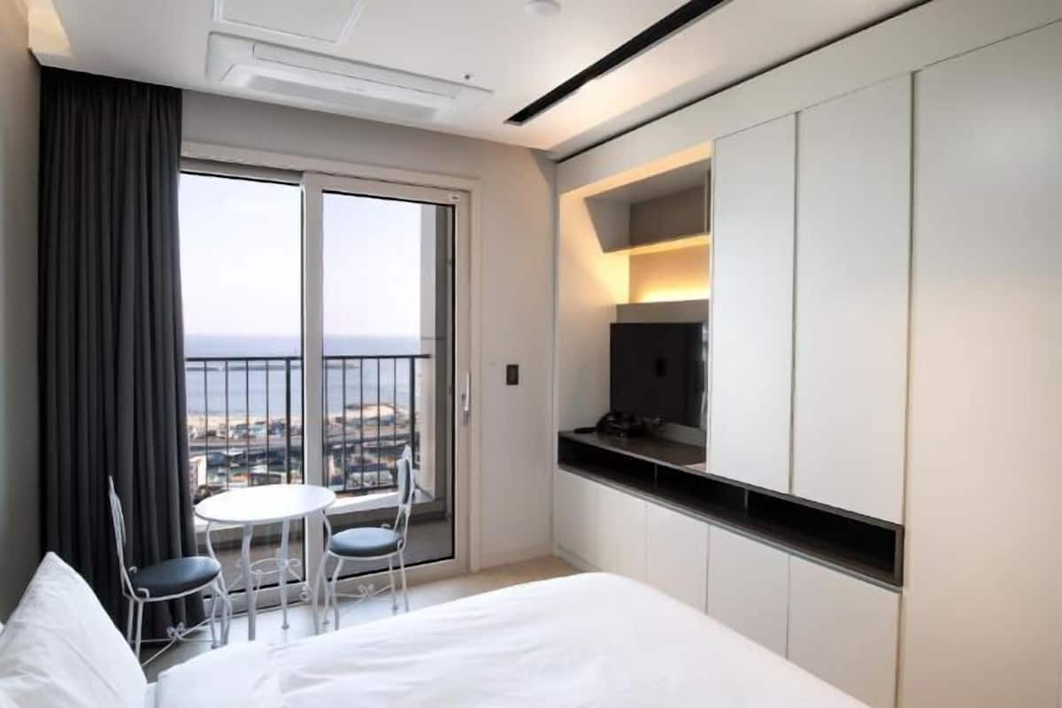 1 bedroom, premium bedding, down comforters, blackout drapes