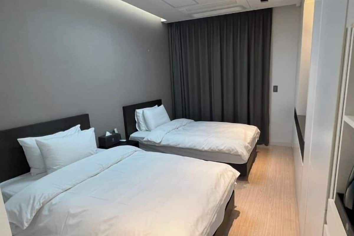 1 bedroom, premium bedding, down comforters, blackout drapes